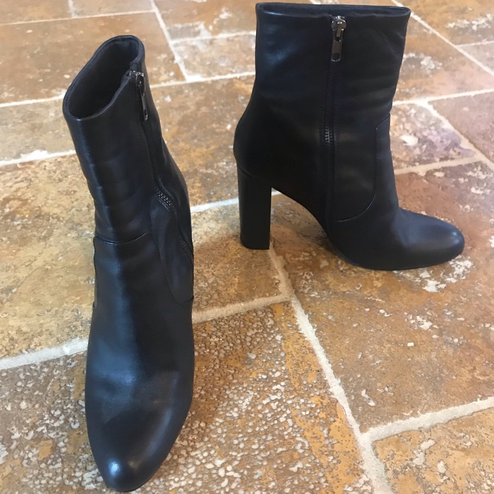 Steve Madden 8 black leather block heeled bootie